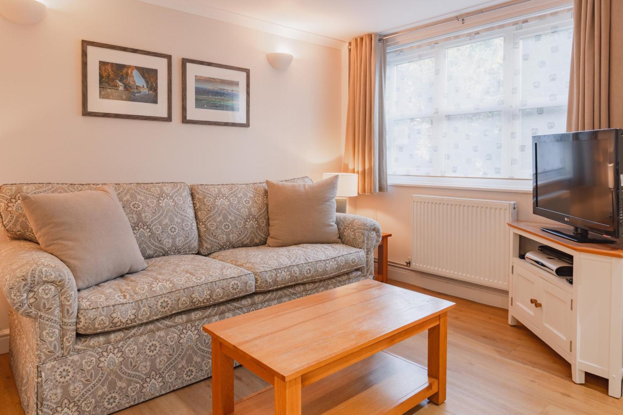 Luccombe Apartment